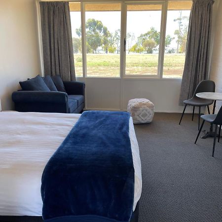 Happy Wanderer Motel Lake Boga On The Lake With Lake Views Esterno foto