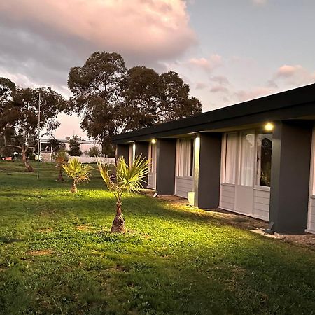 Happy Wanderer Motel Lake Boga On The Lake With Lake Views Esterno foto