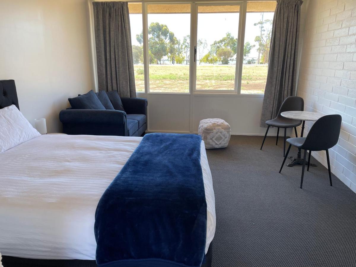 Happy Wanderer Motel Lake Boga On The Lake With Lake Views Esterno foto