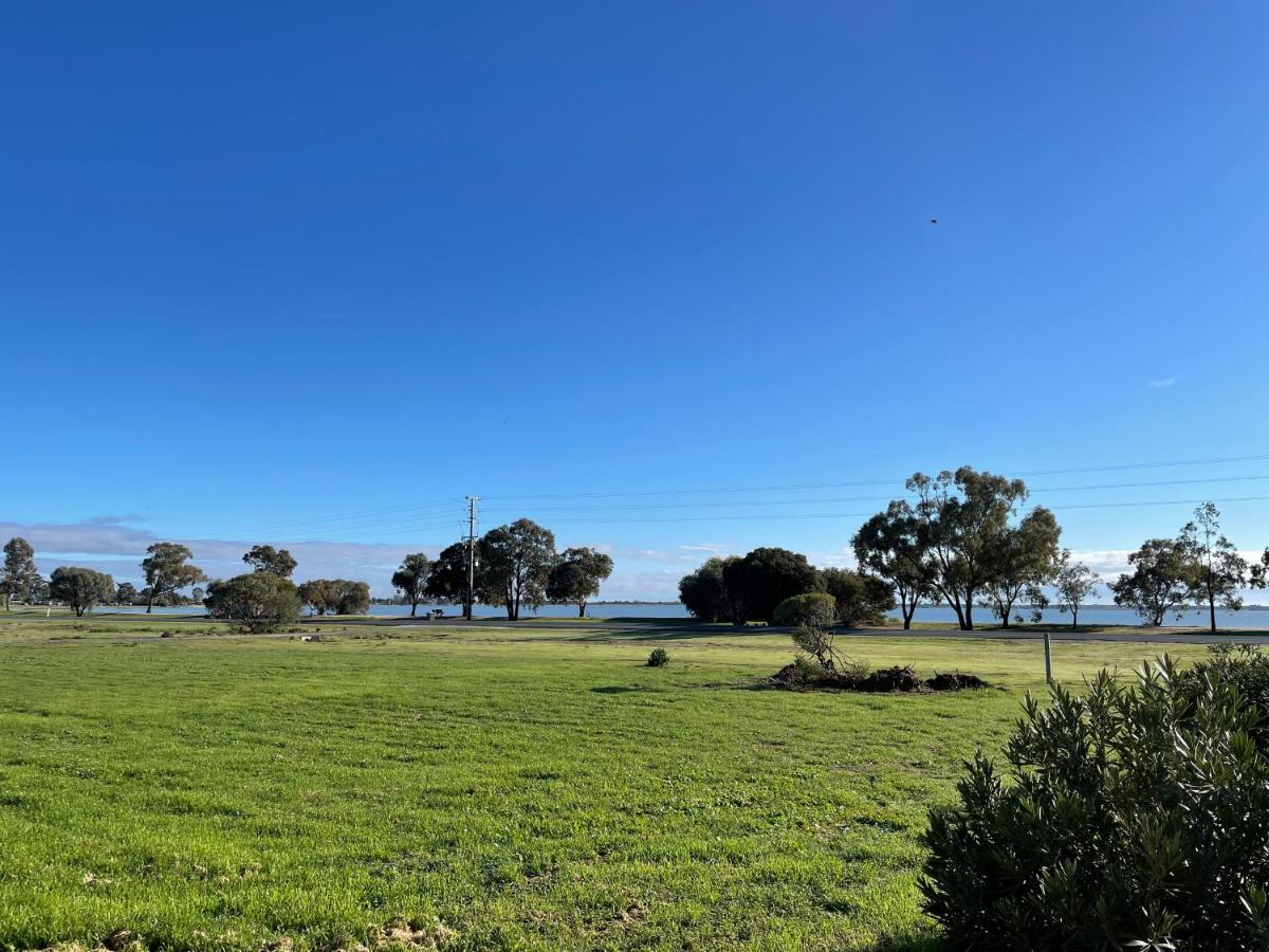 Happy Wanderer Motel Lake Boga On The Lake With Lake Views Esterno foto