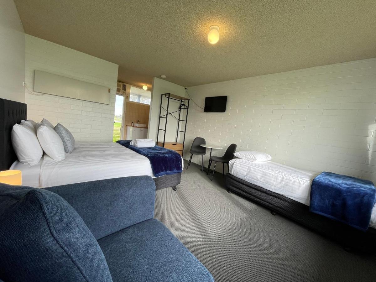 Happy Wanderer Motel Lake Boga On The Lake With Lake Views Esterno foto