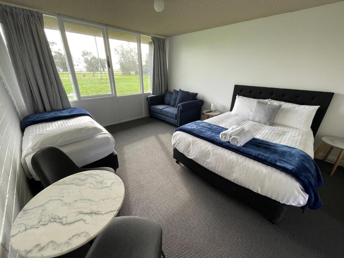Happy Wanderer Motel Lake Boga On The Lake With Lake Views Esterno foto