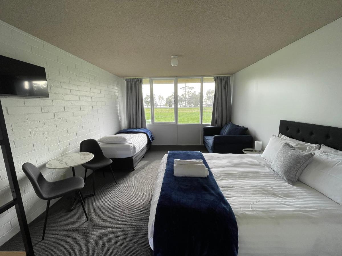 Happy Wanderer Motel Lake Boga On The Lake With Lake Views Esterno foto