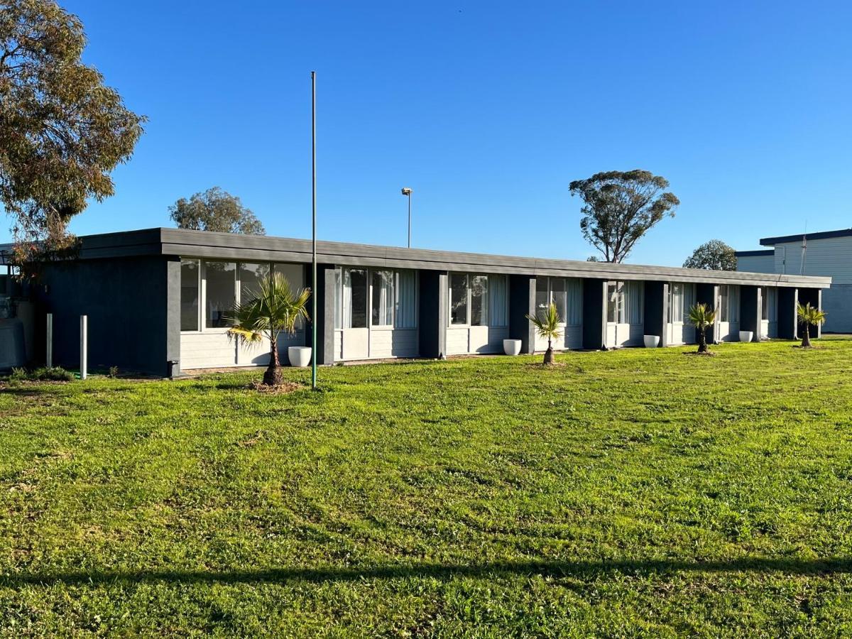 Happy Wanderer Motel Lake Boga On The Lake With Lake Views Esterno foto