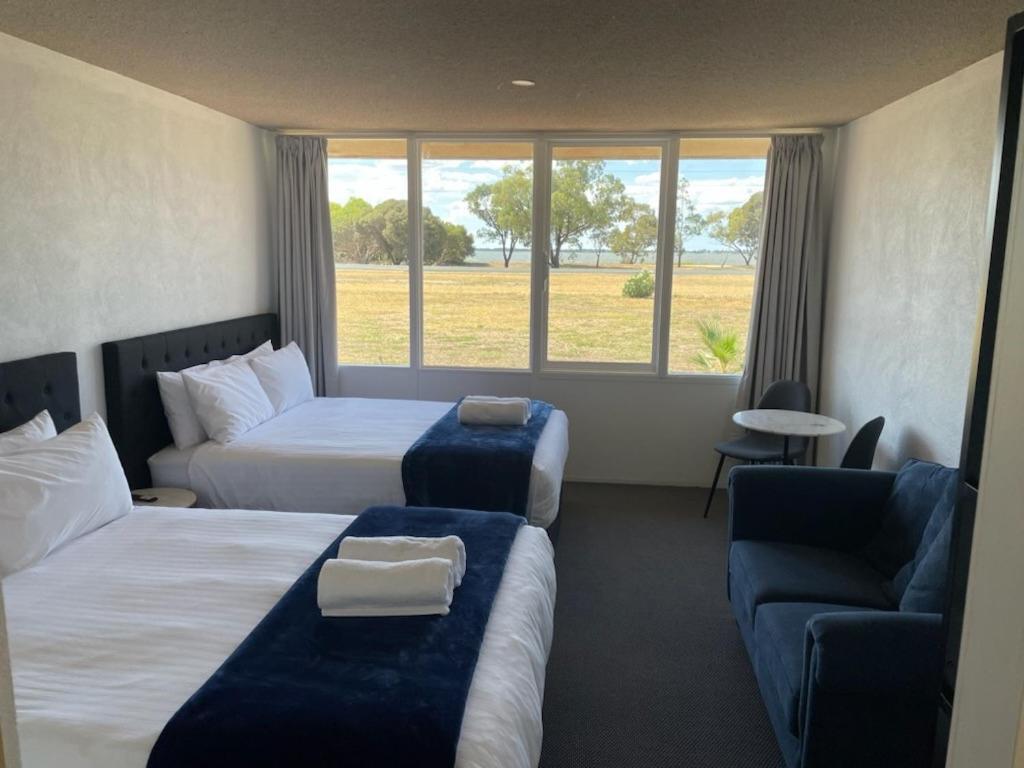 Happy Wanderer Motel Lake Boga On The Lake With Lake Views Esterno foto