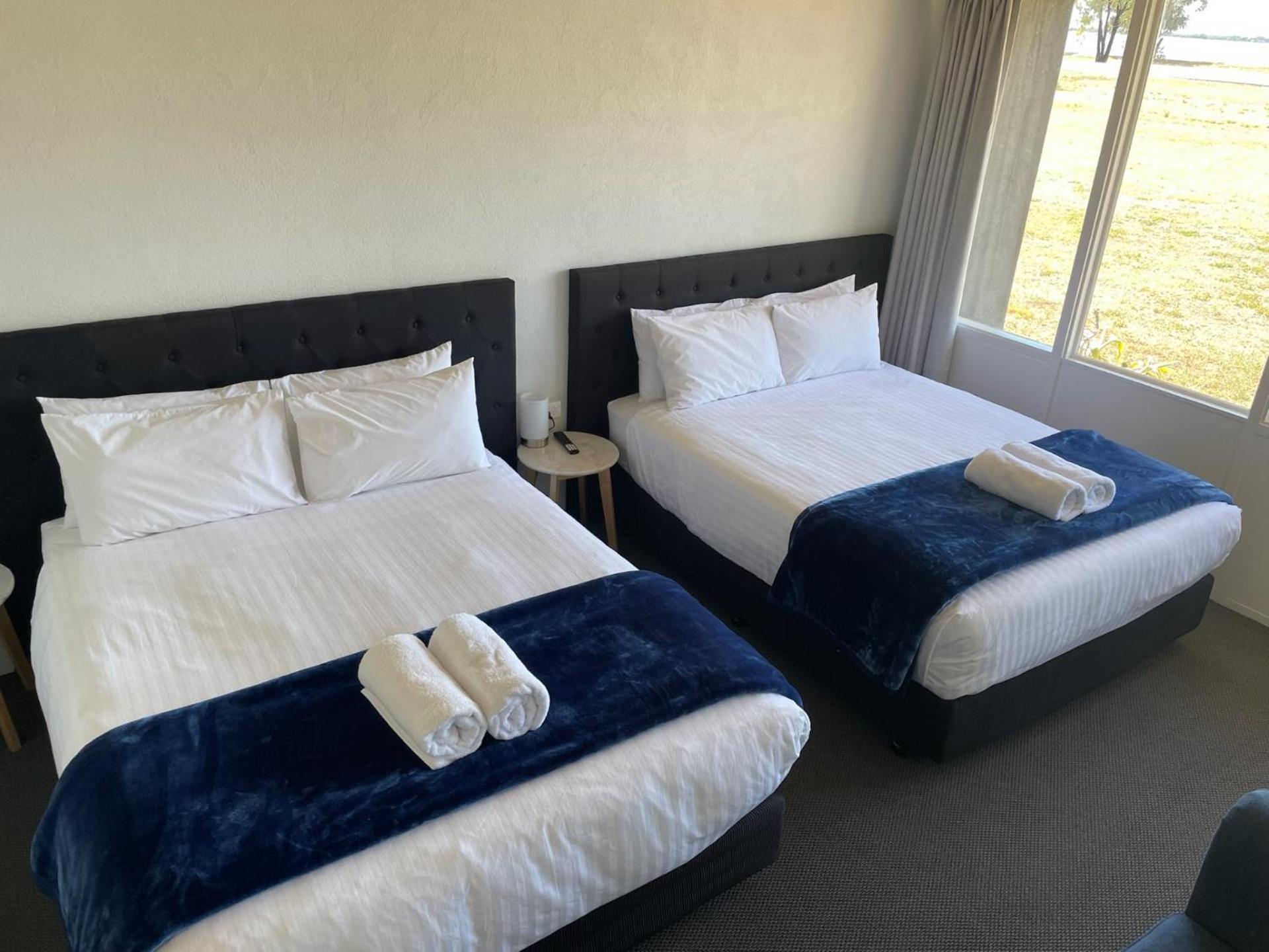 Happy Wanderer Motel Lake Boga On The Lake With Lake Views Esterno foto