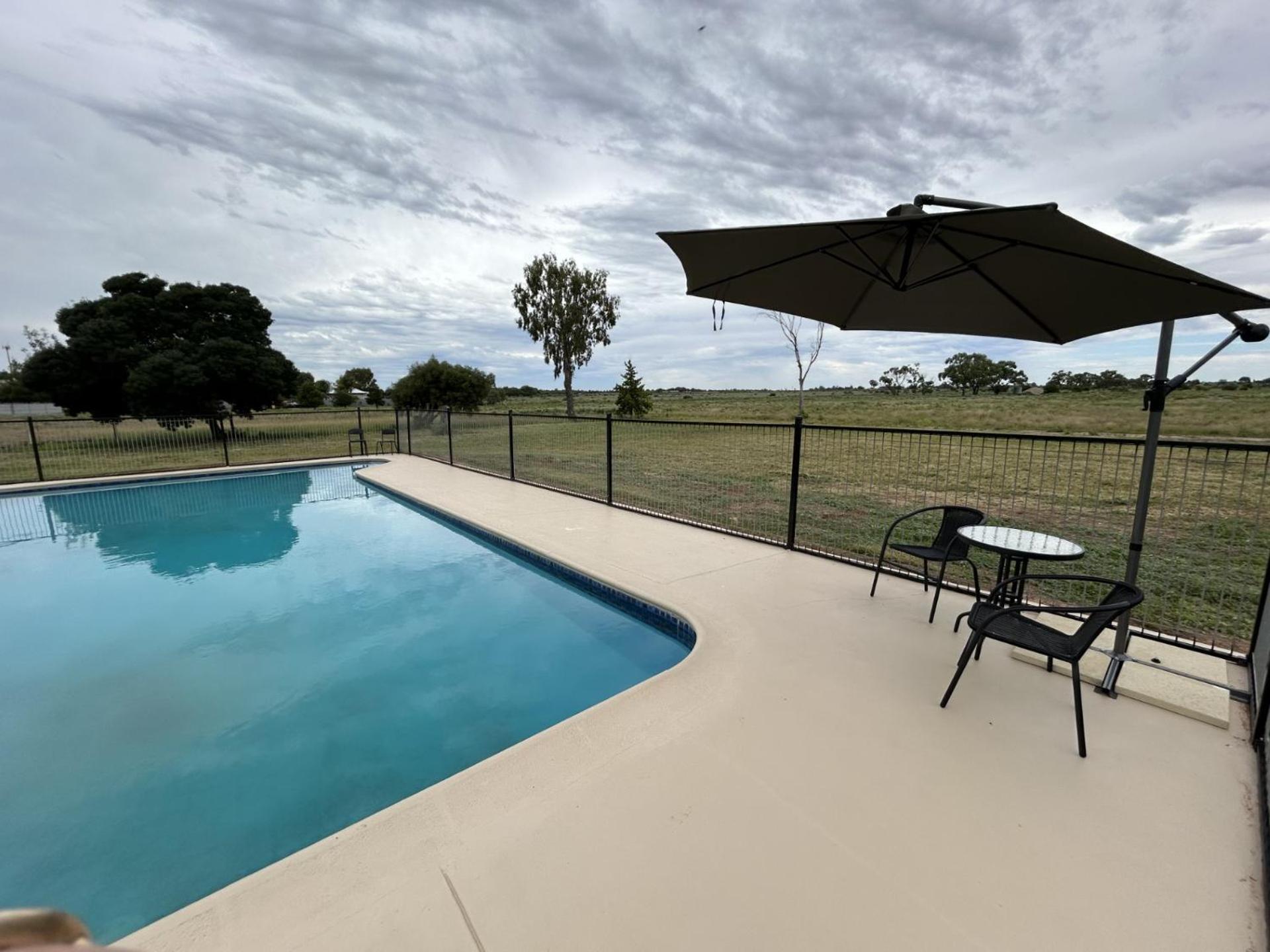 Happy Wanderer Motel Lake Boga On The Lake With Lake Views Esterno foto