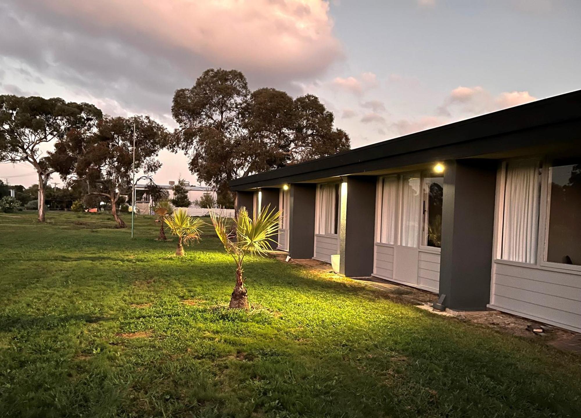 Happy Wanderer Motel Lake Boga On The Lake With Lake Views Esterno foto