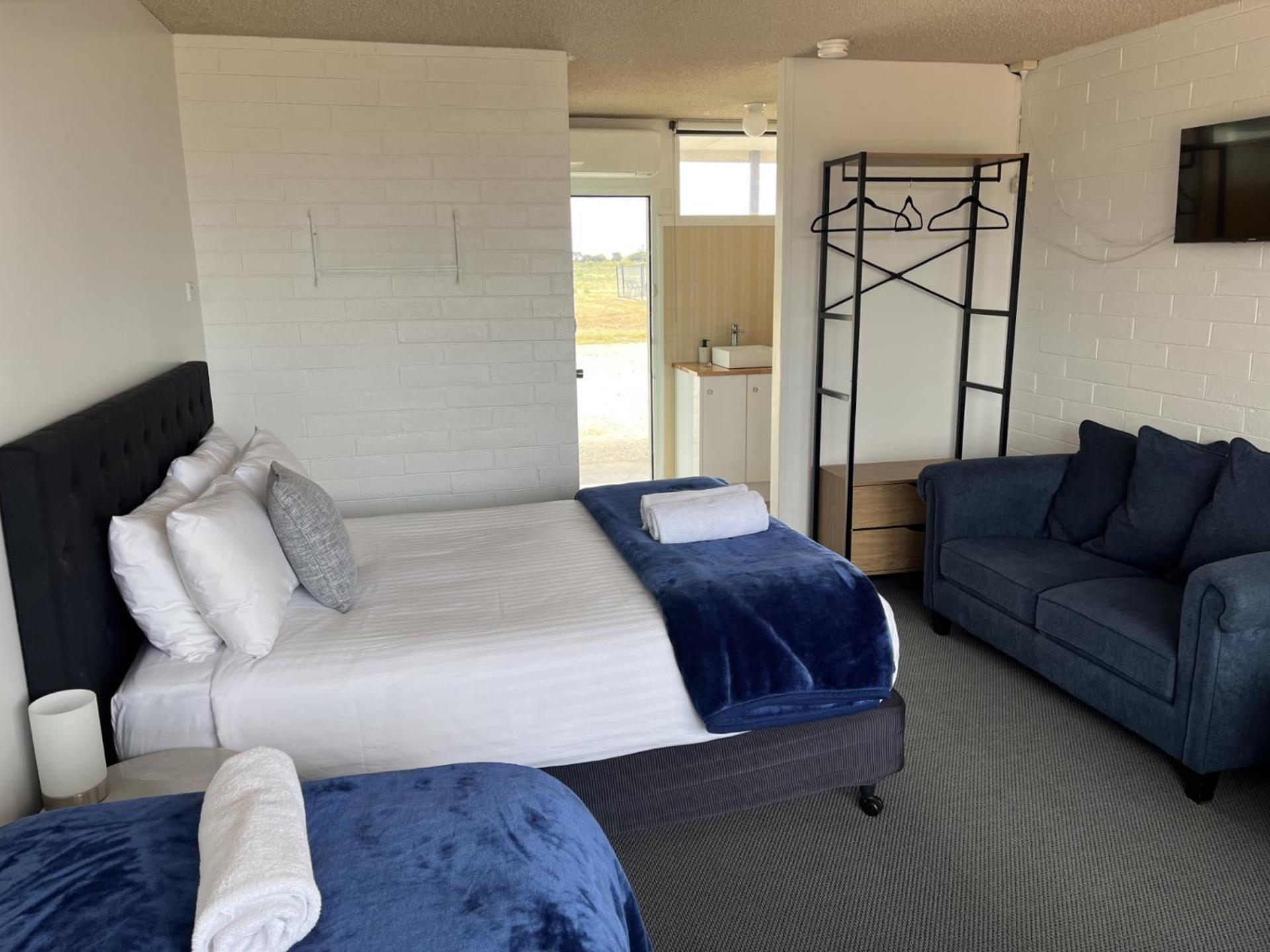 Happy Wanderer Motel Lake Boga On The Lake With Lake Views Esterno foto